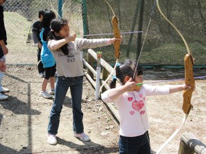 キョロロン村でアーチェリー