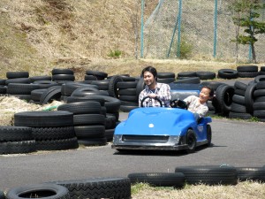 キョロロン村でゴーカート