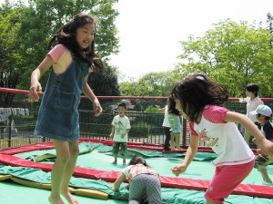 わんぱく公園のトランポリン。5分100円。