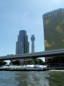 ・建設中のスカイツリーと「ヒミコ」