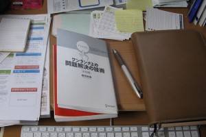 整理前の机の上