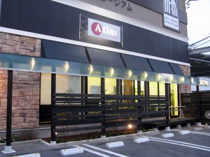 菅野デザイン企画デザインのロゴが看板に