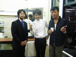 左から菅野、江連オーナー、ネキストホーム中村社長