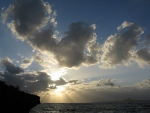 我ながら良く撮れた沖縄の海と夕日。