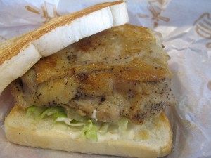 A&Wのジャークチキンサンド。チキンがでかい。