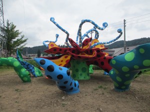 緑の中に草間彌生さんの作品